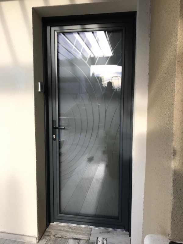 Pose d'une porte d'entrée K-Line gamme clarté situé à Carry-le-Rouet