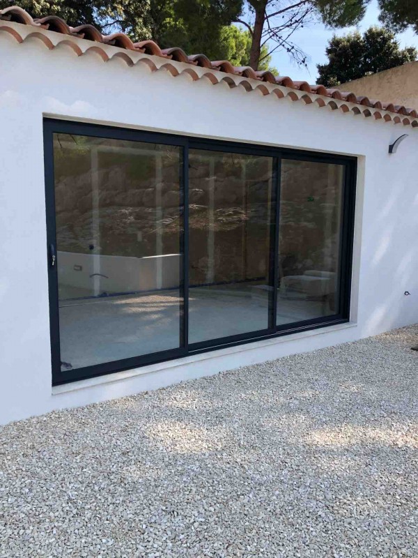 Vente et pose de fenêtres aluminium haut de gamme en rénovation sur Istres