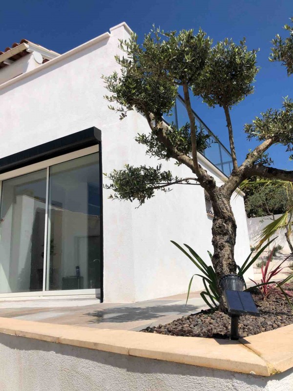 Fabrication et pose de fenêtres  en aluminium noir pour villa neuve  d'architecte sur Carry le Rouet