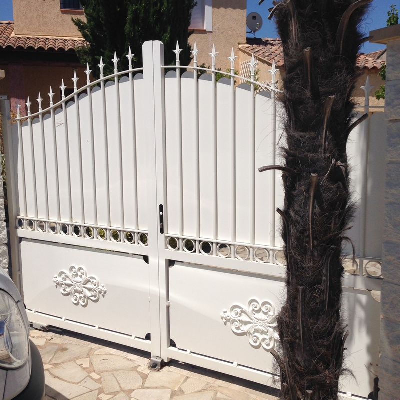 Portail aluminium blanc style fer forgé sur Martigues