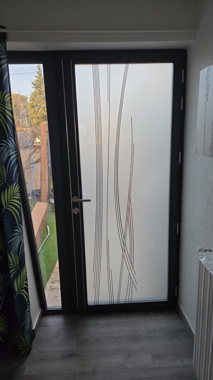 Mise en place d'une porte d'entrée Kline modèle luminescence modèle Saule sur Martigues