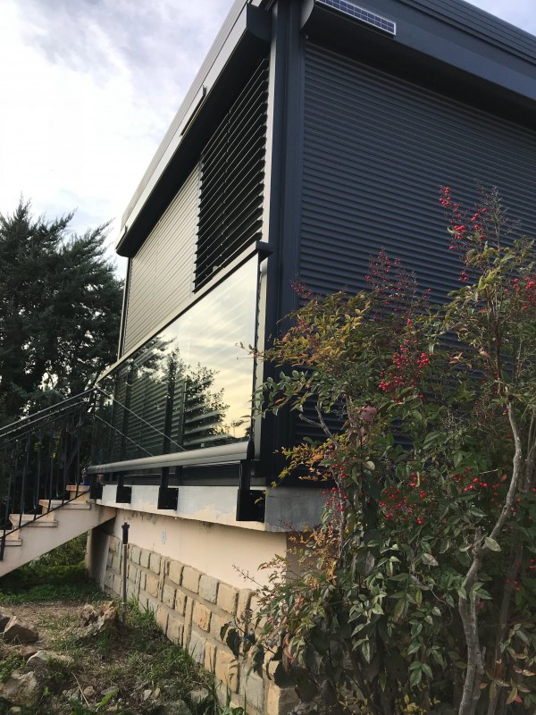 Mise en place d’une véranda design ral 7016G avec volets solaires sur Martigues