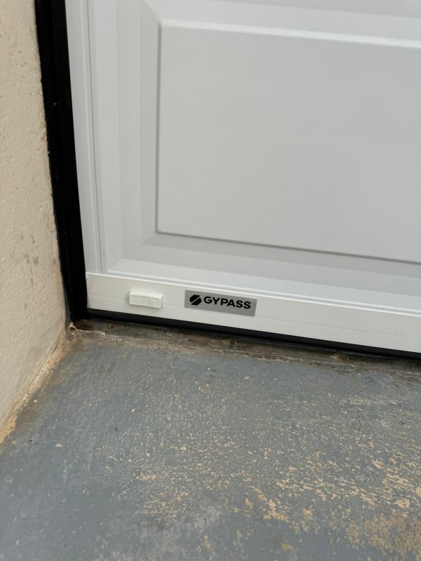 Mise en place d’une Porte de Garage Sectionnelle Gypass Intégrale à Martigues