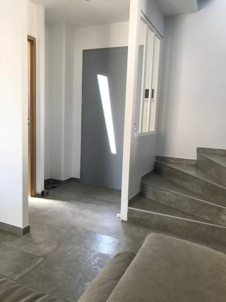 Pose de menuiseries K-Line et volet Bubendorff ral 9005 Granité sur une  Villa neuve à Saint mitres les remparts