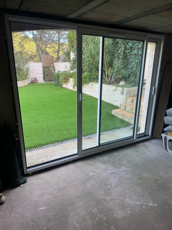 Mise en place d'une baie coulissante aluminium sur Châteauneuf-les-Martigues