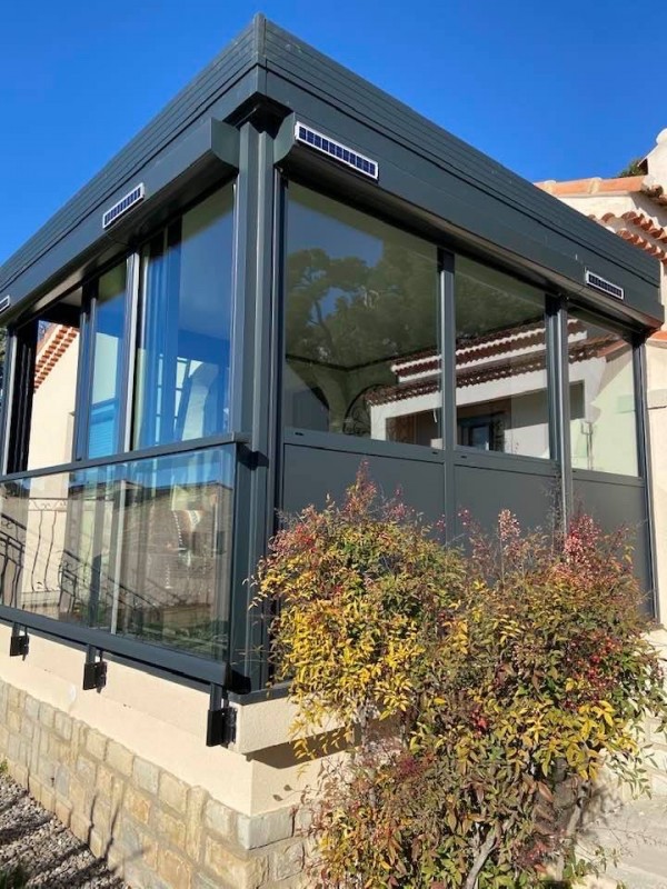 Mise en place d’une véranda design ral 7016G avec volets solaires sur Martigues