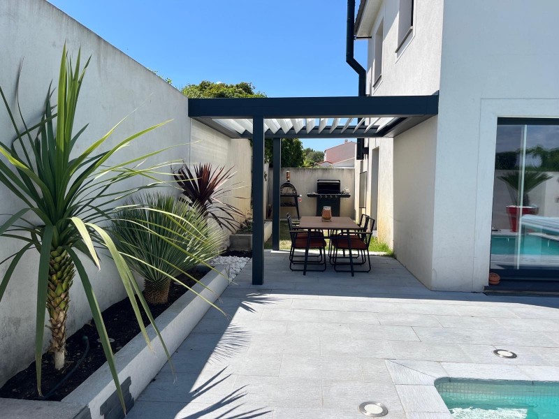 Installation d’une Pergola Marquises Modèle Open avec Poteaux Décalés à Châteauneuf-les-Martigues