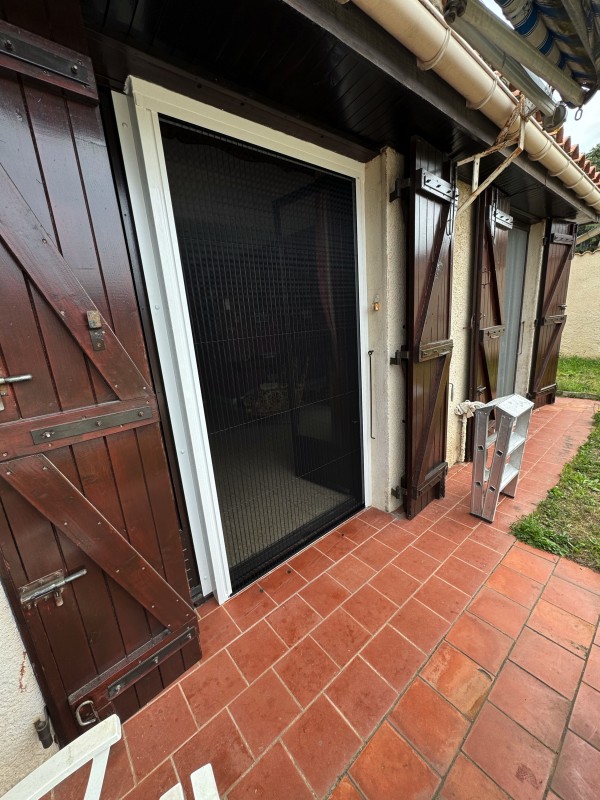 Mise en place d'une moustiquaires pour porte fenêtre sur Château-neuf les Martigues