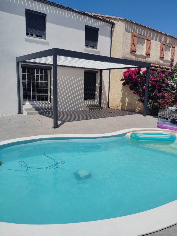 Mise en place d'une Pergola Bioclimatique Marquises modèle IZI sur Sausset Les Pins