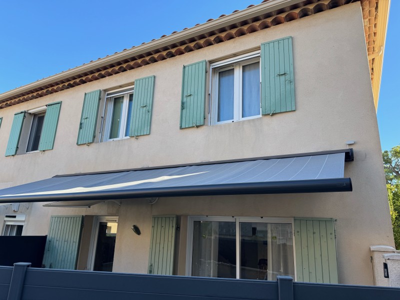 Remplacement d'un store banne Marquises Ambre en 7016 avec une toile Grise sur Sausset Les Pins