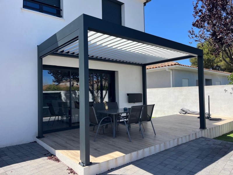 Mise en place d'une Pergola Bioclimatique Marquises modèle IZI sur Martigues