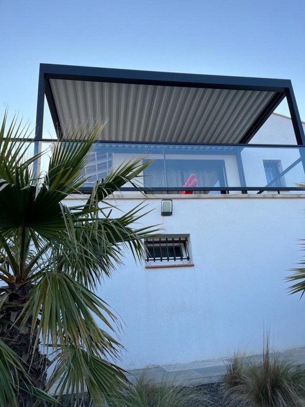 Pergola Bioclimatique IZI en Aluminium sur Martigues