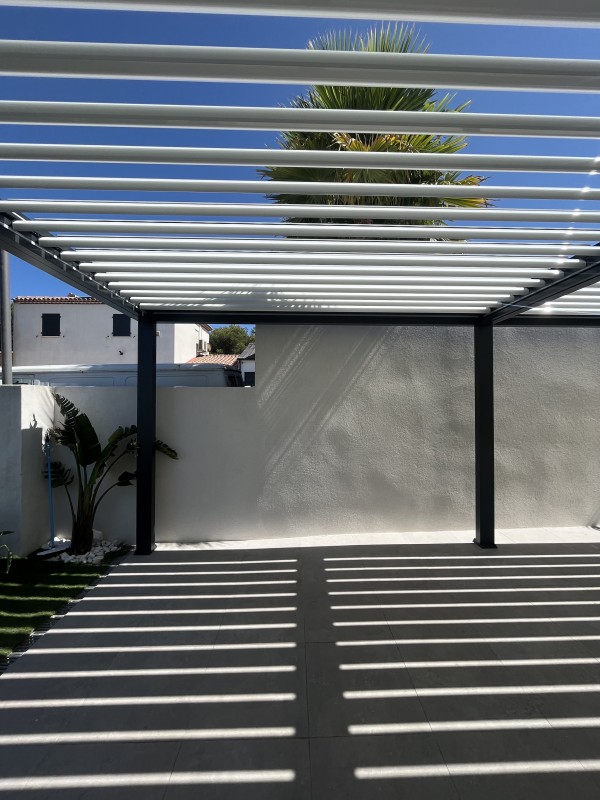 Pergola bioclimatique IZI en aluminium gris anthracite sur Carry le Rouet 