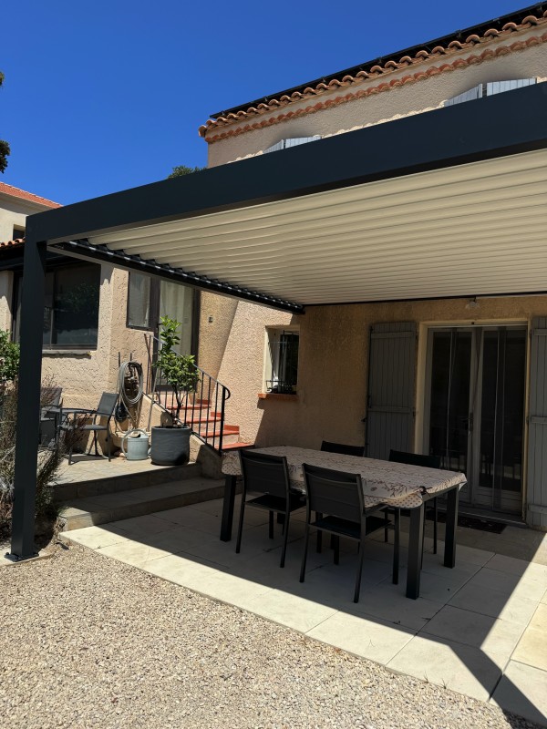 Mise en place d'un pergola bioclimatique Marquises modèle IZI sur Ensues la redonne