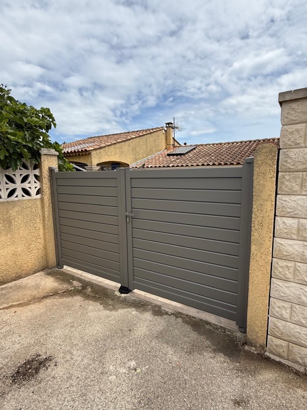 Pose d'un portail Kostum Modèle Litenn sur Sausset les Pins