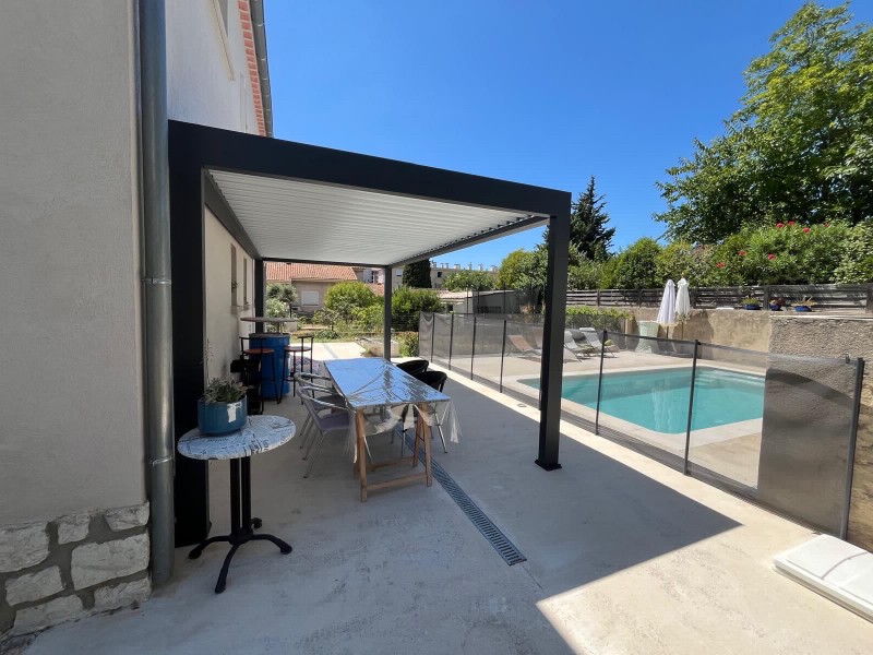 Mise en place d'une Pergola Bioclimatique Marquises modèle IZI sur Sausset les pins