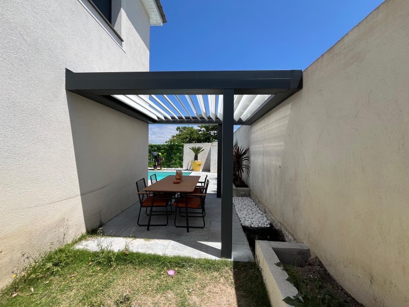 Installation d’une Pergola Marquises Modèle Open avec Poteaux Décalés à Châteauneuf-les-Martigues