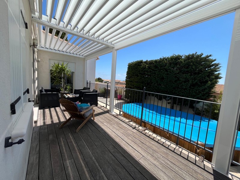 Mise en place d'une pergola Marquises Modèle Izi Blanche avec Store Zip Gris Anthracite à Marignane Sublimez Votre Espace Extérieur