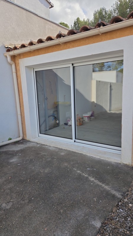 Mise en place d’une baie coulissante avec bloc baie sur la Côte Bleue