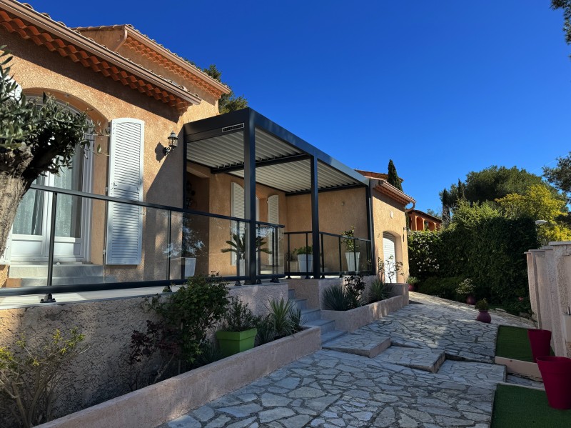 Avec SMA, sublimez votre extérieur avec les Garde-Corps Sepalumic et Pergola Marquises Izi sur Martigues
