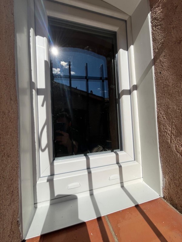 Sublimez Votre Habitat avec Oknoplast : Rénovation de Portes-Fenêtres et Fenêtres Cintrées par SMA sur Istres