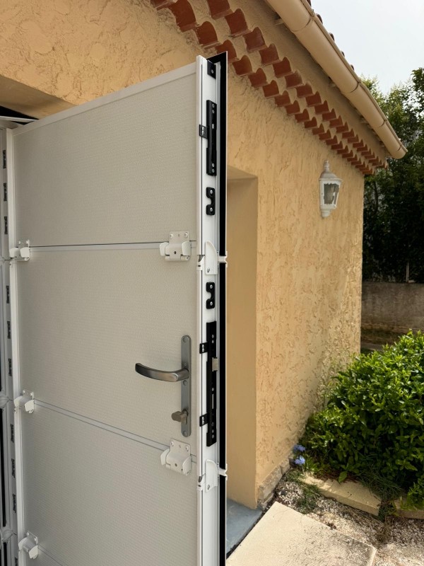 Mise en place d’une Porte de Garage Sectionnelle Gypass Intégrale à Martigues
