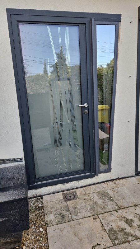 Mise en place d'une porte d'entrée Kline modèle luminescence modèle Saule sur Martigues