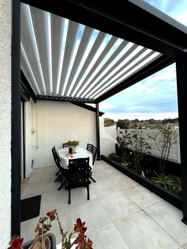 Mise en place d’une Pergola bioclimatique IZI sur Martigues