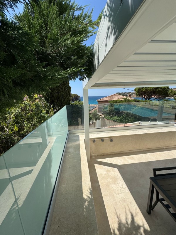 Mise en place de garde corps Kostum Vitrée sur Ensues la Redonne