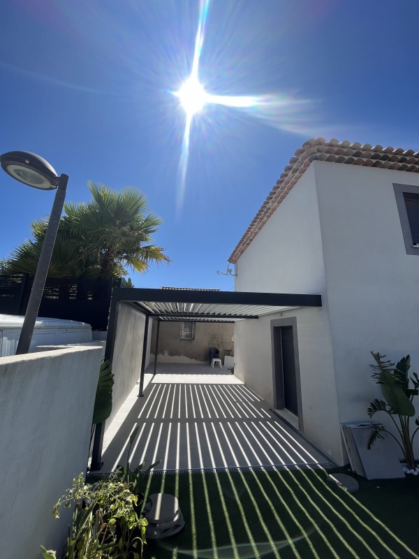 Pergola bioclimatique IZI en aluminium gris anthracite sur Carry le Rouet 