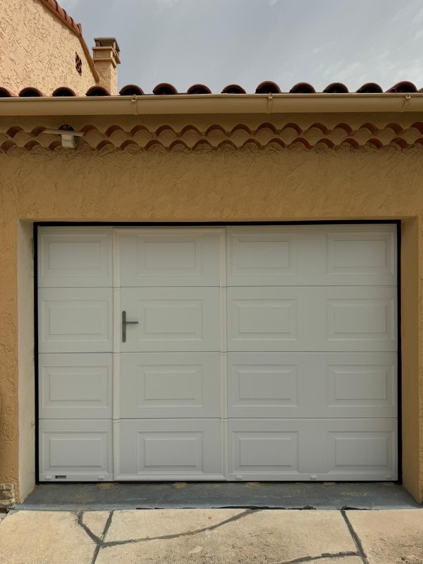 Mise en place d’une Porte de Garage Sectionnelle Gypass Intégrale à Martigues