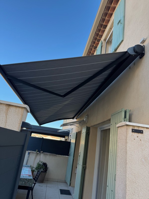 Remplacement d'un store banne Marquises Ambre en 7016 avec une toile Grise sur Sausset Les Pins