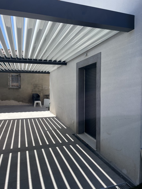 Pergola bioclimatique IZI en aluminium sur Carry le Rouet 