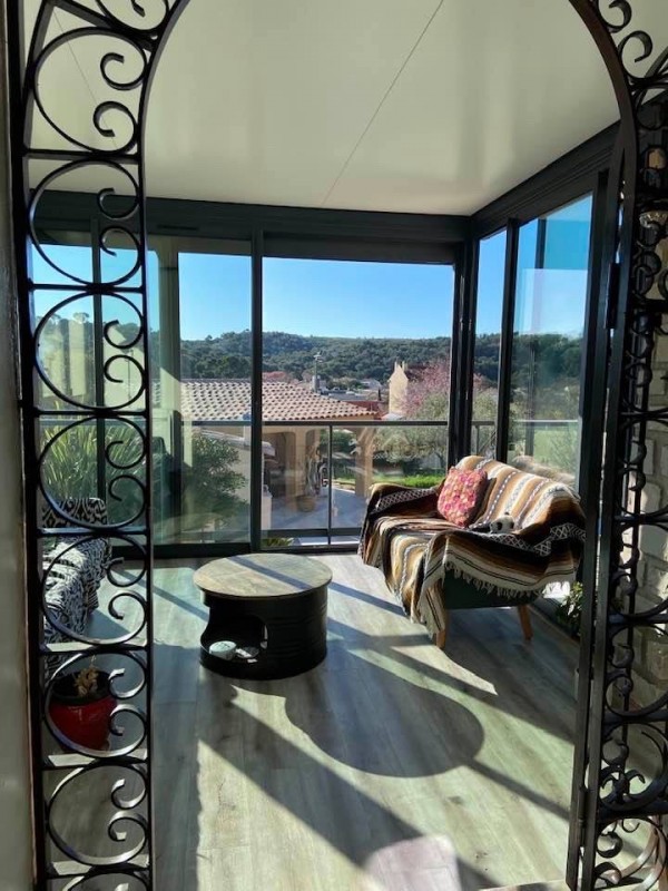 Mise en place d’une véranda design ral 7016G avec volets solaires sur Martigues