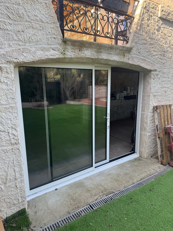 Mise en place d'une baie coulissante aluminium sur Châteauneuf-les-Martigues