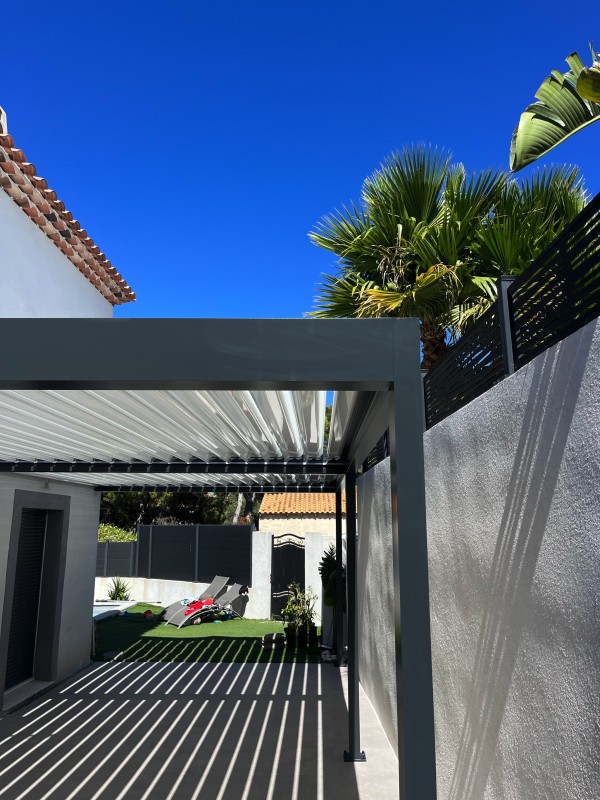Pergola bioclimatique IZI en aluminium sur Carry le Rouet 