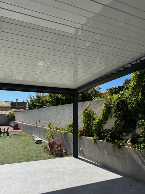 Mise en place d'une pergola Bioclimatiques Marquises Open XXL sur Carry le Rouet