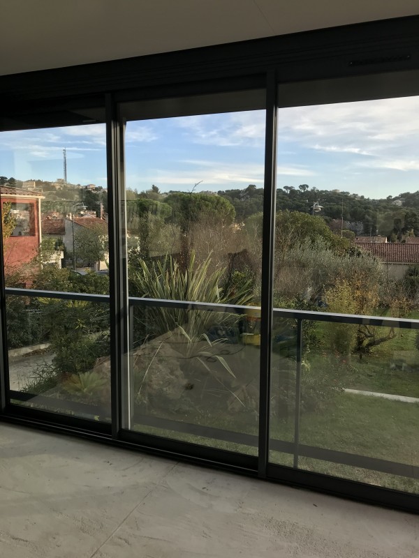 Mise en place d’une véranda design ral 7016G avec volets solaires sur Martigues