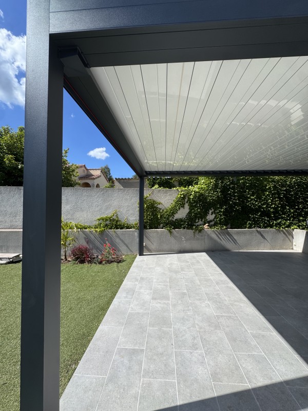 Mise en place d'une pergola Bioclimatiques Marquises Open XXL sur Carry le Rouet