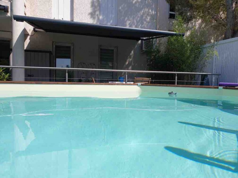 Pose d'un store  banne coffre ambre sur Martigues