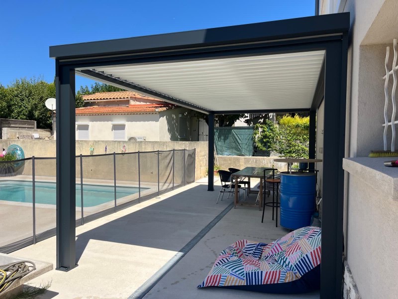 Mise en place d'une Pergola Bioclimatique Marquises modèle IZI sur Sausset les pins