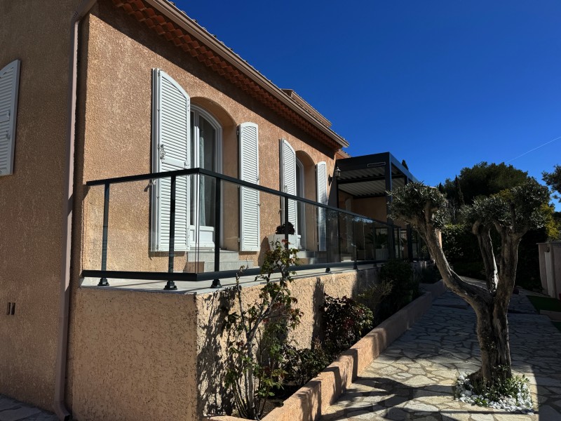 Avec SMA, sublimez votre extérieur avec les Garde-Corps Sepalumic et Pergola Marquises Izi sur Martigues