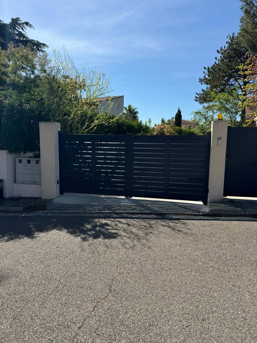 Mise en place d'un portail battant Kostum sur les Pennes Mirabeau