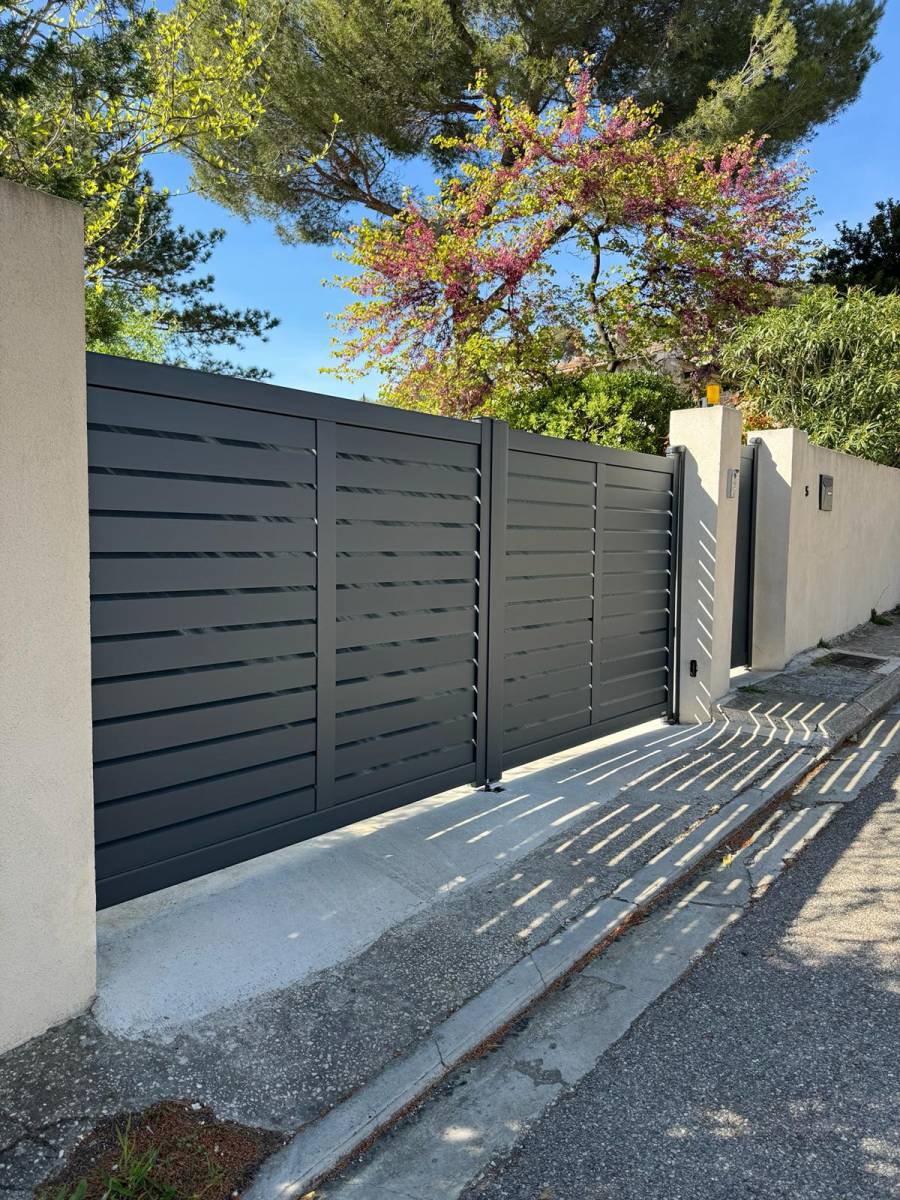 Mise en place d'un portail battant Kostum sur les Pennes Mirabeau