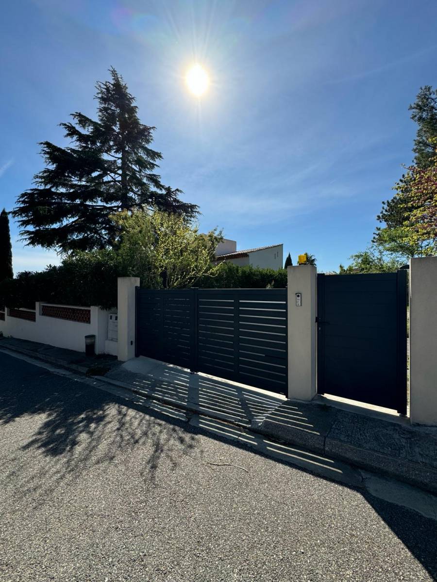 Mise en place d'un portail battant Kostum sur les Pennes Mirabeau