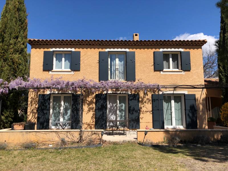 SMA à Martigues réalise une installation de volets battants isolés pour une bastide provençale à Istres