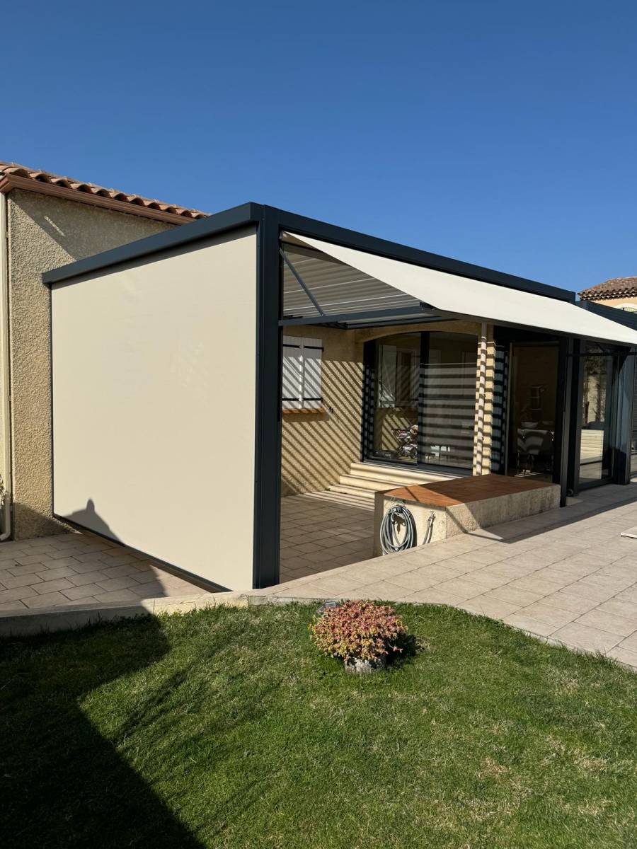 Pergola bioclimatique marquises open IT avec store zip gris anthracite 