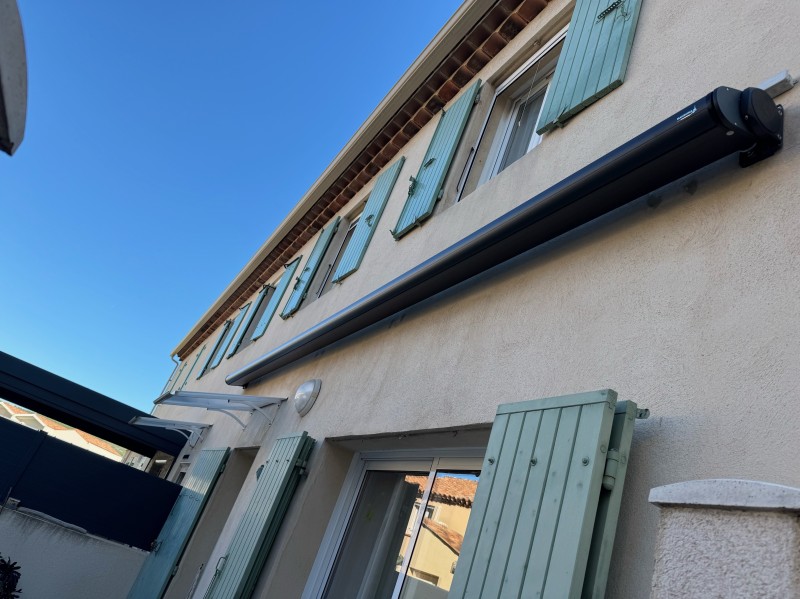 Remplacement d'un store banne Marquises Ambre en 7016 avec une toile Grise sur Sausset Les Pins
