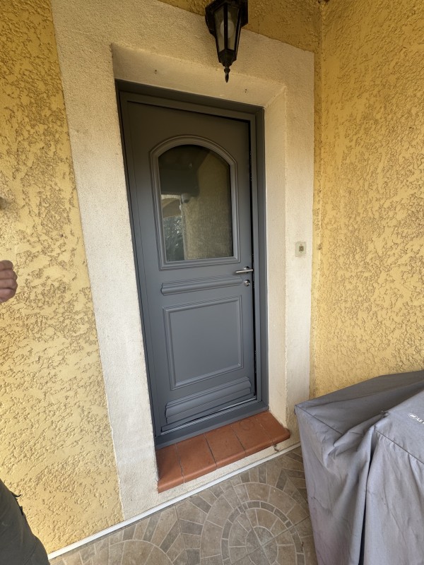 Remplacement d'une porte d'entrée K-LINE en aluminium modèle ARC sur Istres
