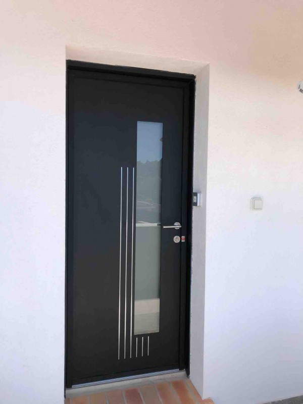 Porte d'entrée design sécurisée haut de gamme K-Line sur Martigues et les bouches du Rhône